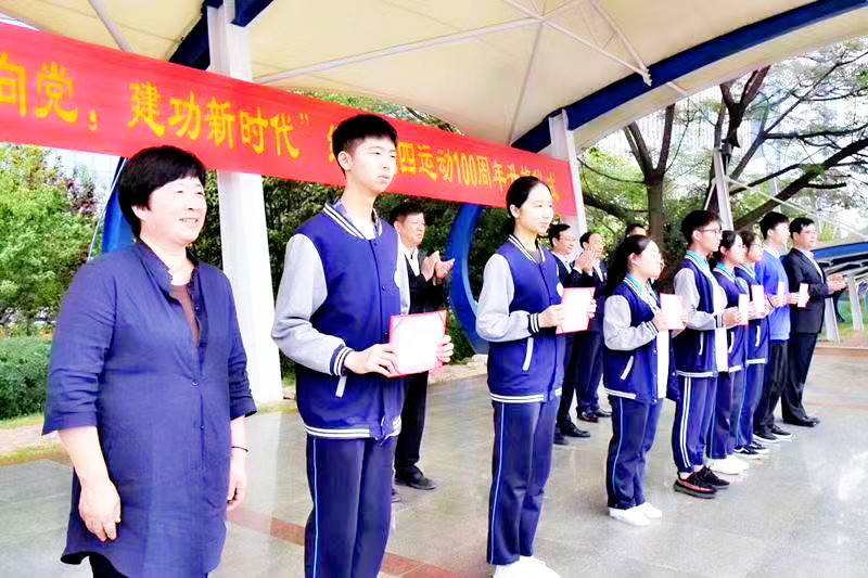 2020屆中澳班優秀學生屠騰（左二）獲?！扒啻盒南螯h，建功新時代”主題演講一等獎_meitu_3.jpg